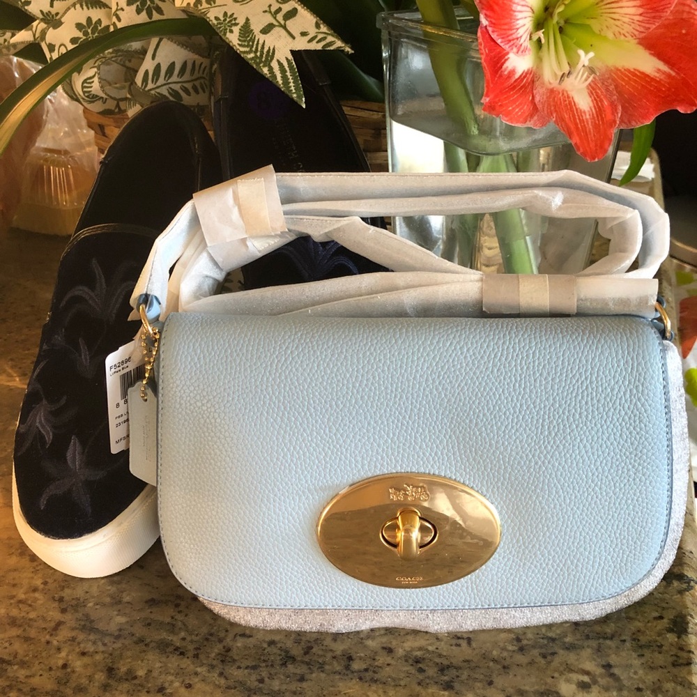 ⭐️NWT COACH LIV POUCH CROSSBODY🌟